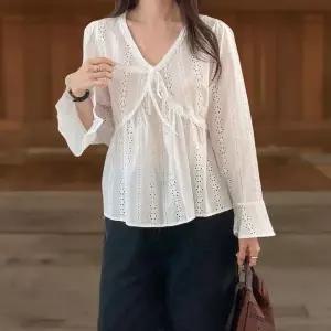 [하프클럽/]여성 꽃 패턴 레이스 브이넥 리본 화이트 블라우스