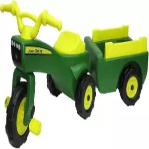 18개월에서 3세 사이의 용 왜건과 함께 장난감 페달 트랙터를 타는 존 디어 그린/옐로우