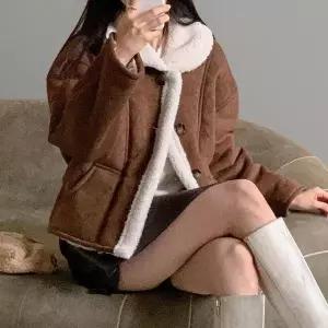 [하프클럽/셀러허브_여성트랜드패션]여성 갈색 퍼카라 단추 컷아웃 무스탕