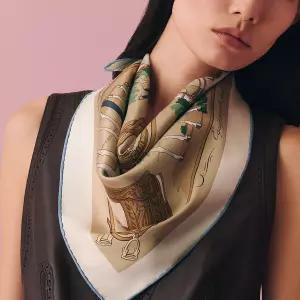 26SS 에르메스 에키프망 슈발 쉬르 엘레강스 스카프 70 H984349S 01 베쥬 도레