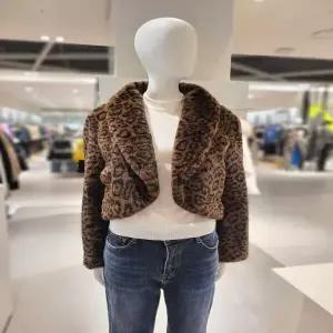 [에꼴드파리] 페이크퍼 호피 숄카라 자켓 (EB4ZFJBS61Z)