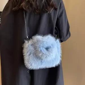 퍼 텍스처 미니 체인 스트랩 크로스백