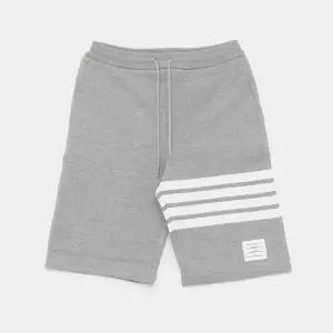 톰브라운 26SS 사선완장 클래식 스웨트 남성 반바지 MJQ012H 00535 068