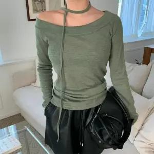 [하프클럽/옷자락]여자 오프숄더 끈타이 롱슬리브 여리핏 무지 티셔츠