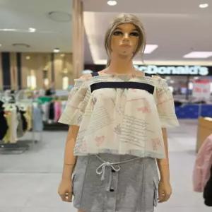 [에고이스트] 레터링 패턴 볼륨 오픈숄더 블라우스  EQ2WB-460