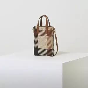 [닥스](강남점)DCWA2F501W2 [GREAT HOUSE CHECK PVC] 브라운 로고장식 가죽 미니크로스백