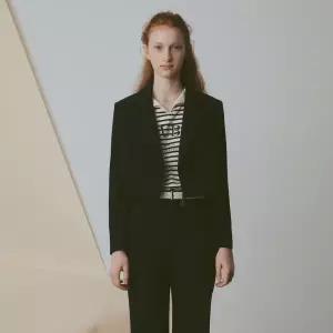 [롯데백화점]케네스레이디 트레블럿 원버튼 크롭 자켓 (EWJKNC41)