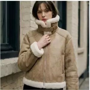 [롯데백화점]SOUP 페이크레더하이넥무스탕  SSBMU30