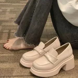 여성 꼬임 스트랩 포인트 통굽 페니로퍼 키높이 로퍼