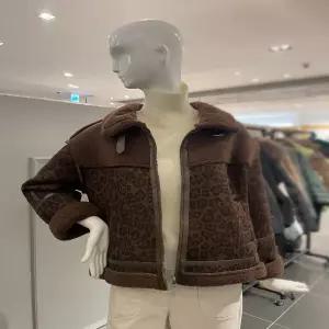 [르니앤맥코이] 레오파드 무스탕 자켓 (MN01MJ702HJY)