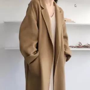 겨울 벨트 아우터 따뜻한 모직 소재에 허리 스트랩 디테일을 더해 체형을 예쁘게 잡아주는 롱코트