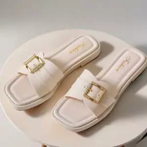 [하프클럽/]플랫 버클장식 슬리퍼 사각코 좁은발볼 경량 낮은굽
