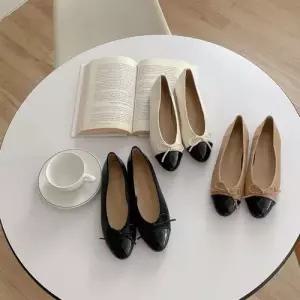 블랙 에나멜 앞코 디테일 리본 스트링장식 플랫슈즈 WF4DDFC