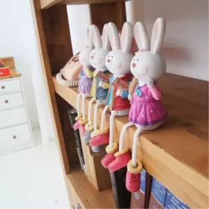 4P 카페 선반 앉은 예쁜 토끼인형 소품 모형 침실 애견카페 안방 거실