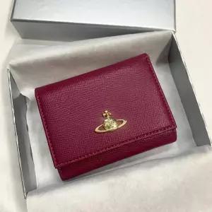 미국 비비안 웨스트우드 가마구치 삼단 지갑 색상 와인 레드 11cm x 9cm 3cm 146510230926