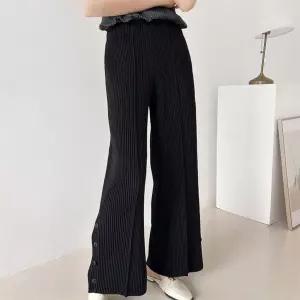 여자 도톰 버튼 부츠컷 와이드 플리츠 겨울 블랙 바지