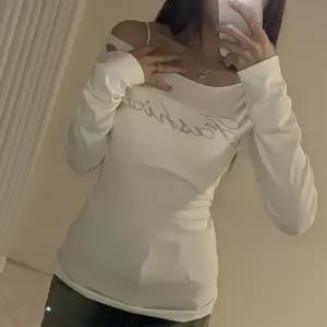 여자 Y2K 큐빅 레터링 시스루 슬림핏 오프숄더 티셔츠