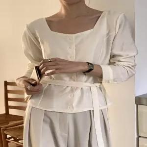 [하젤]치코 스퀘어넥 레이온 타이 블라우스_S4486