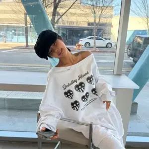 [신상오픈런]|KSTA08A|여성 빈티지 프린트 오프숄더 오버사이즈 봄 맨투맨