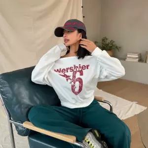 여성 오프숄더 빈티지 프린트 크롭 맨투맨 봄용