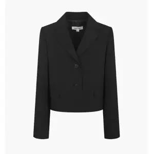 [롯데백화점]나이스클랍 투버튼 크롭 자켓 N241MWJ253D