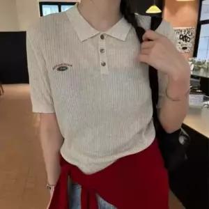 하이틴룩 골지 카라 반팔티 로고자수 포인트 데일리탑