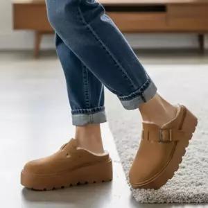 여성 도톰한 플랫폼 버클 스트랩 포근한 기모안감 둥근 뮬 스웨이드 슬리퍼