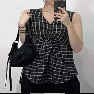 여성 블랙 체크 언발 꼬임 민소매 나시 블라우스 여름 휴가 데일리 바캉스 룩 루즈핏 브이넥 슬리브리스