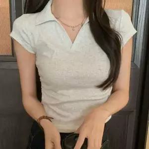 여자 슬림핏 반팔 카라 캡소매 브이넥 셔링 티셔츠