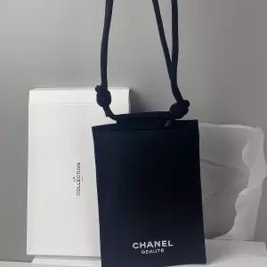 샤넬 뷰티 숄더 스트랩 크로스바디 파우치 노벨티 스마트폰 백