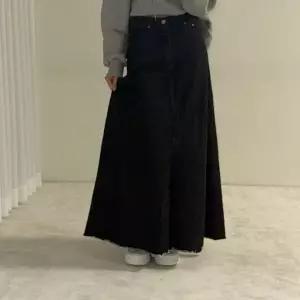 [하프클럽/]여자 컷팅 태슬 맥시 플레어 블랙데님 절개 롱스커트