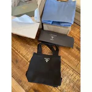 프라다 블랙 캔버스 미니 토트 L’Homme GWP 노벨티 VIP 기프트 신상