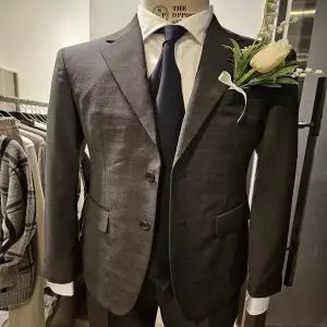 [킨록바이킨록앤더슨](신세계 사우스시티)아이스 쿨맥스 차콜 그레이 무광택 슬림핏 셋업정장(CFS72C2M2)