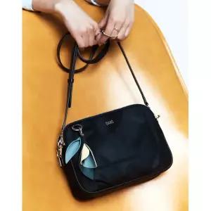 [롯데백화점]닥스 액세서리 [MISTY FLOWER] 블랙 플라워 참장식 나일론 크로스백 DCBA6E520