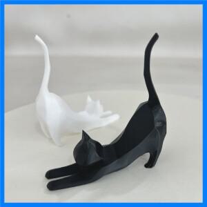 3D 프린팅된 모던 기하학적 흰색 검은색 고양이 조각상 누워있는 고양이 몸을 펴는 미니 고양이 장식품 방