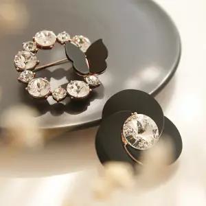 바이데이지 블랙 나비 플라워 자개큐빅 브로치 Bb0356