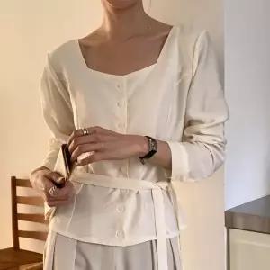 치코 스퀘어넥 레이온 타이 블라우스_S4486