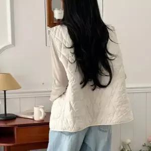 따뜻한 세미 다운패딩 경량 슬림핏 패딩 기모 가벼운 여성 브이넥 패딩 조끼 간절기