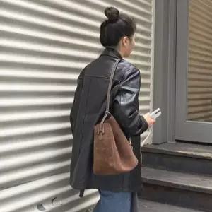 [헤지스](광주신세계)[H-EDGE][인기급상승] 엣지백 시그니처 H 브라운 스웨이드 숄더 M HIBA5F337W3