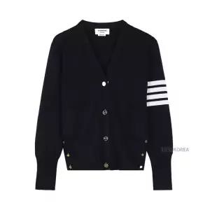 [롯데백화점]톰브라운 FW25 여성 울 4바 브이넥 가디건 FKC207A 00014 415