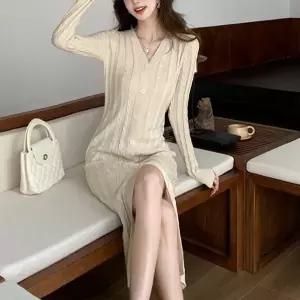 페미닌 컷팅 브이넥 니트 단추 원피스