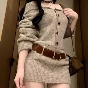 비욘드라이프 원숄더 벨트 단추 니트미니원피스 1005193