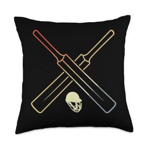 빈티지 배트와 헬멧 크리켓 애호가가 베개를 던지다