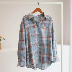 [잇수다] 콘치테 브로치 언발 오버핏 체크 셔츠 남방