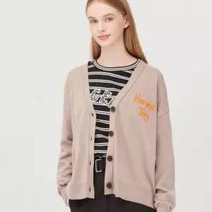 [백화점정품] 26년NEW 베네통 도트 레터링 자수 가디건 BAKCF2541