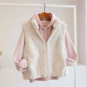 [잇수다] 캐롤프 밍크 페이크 퍼 하이넥 밴딩 집업 조끼