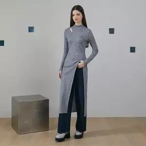 [갤러리아] (24겨울) 자수 포인트 슬림 롱 레이어드형 원피스 (EQ4CO160)