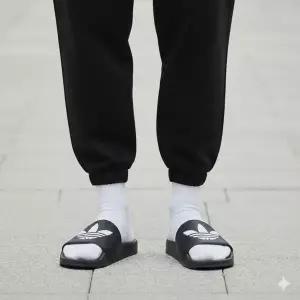 [아디다스] 아딜렛 라이트 블랙 FU8298 (발편한 사무실슬리퍼/입학선물/커플)