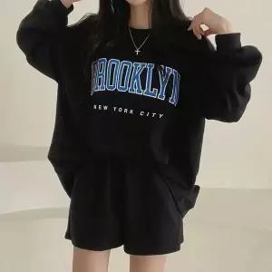 [하프클럽/]캠핑 등산 여행 룩 루즈 핏 박시 맨투맨 레터링 코디