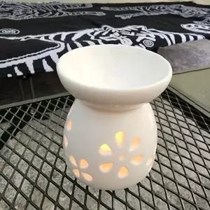 백색 도자기 꽃무늬 투각 디자인 아로마 오일 버너 티라이트 캔들 홀더 받침대